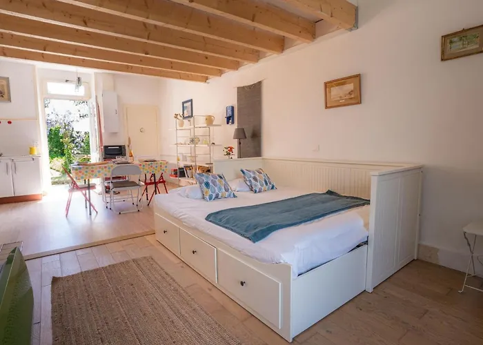 بيت للعطل La Pierre Fleurie By Interhome